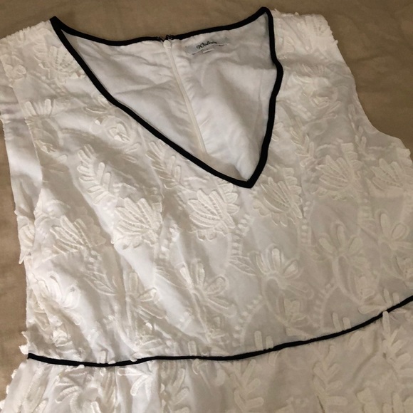 Detailed white dress - Picture 2 of 3
